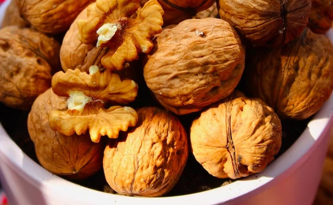 Walnuts Eating Benefits: 1, 2, नहीं अखरोट खाने से मिलते हैं सेहत को ये 6 जबरदस्त फायदे, यहां देखें…