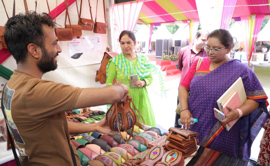 राजस्थान तीजोत्सव—2025 में हस्तकला उत्पादों ने मचाई धूम, बांग्लादेश उच्चायोग की वरिष्ठ अधिकारी सुश्री सामिया इसरत रोनी ने किया तीज मेले का अवलोकन