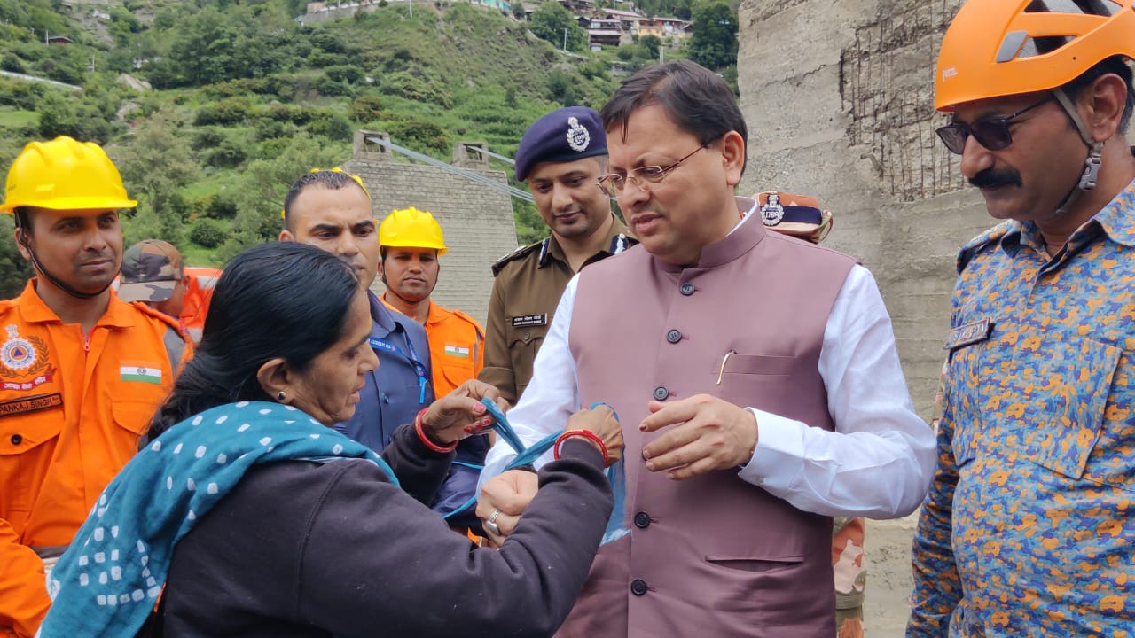 आपदा में उम्मीद की किरण — राखी के पर्व पर उत्तरकाशी के धराली में राहत कार्यों का निरीक्षण करते हुए मुख्यमंत्री पुष्कर सिंह धामी ने संवेदना और रिश्तों की डोर को और मजबूत किया