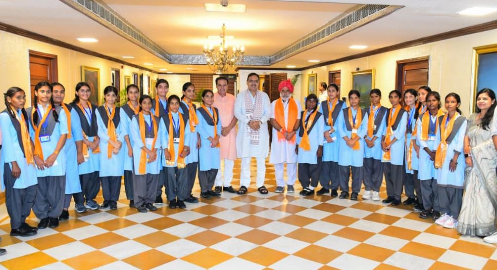 उदयपुर की प्रतिभाशाली छात्राओं ने मुख्यमंत्री भजनलाल शर्मा से की मुलाकात