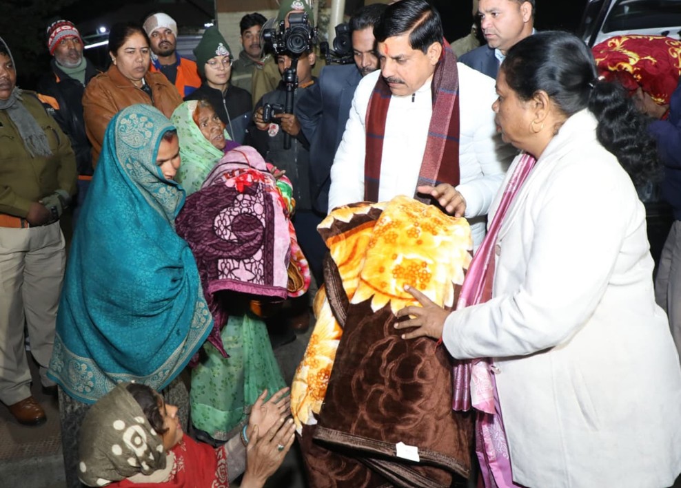 मुख्यमंत्री डॉ. यादव ने किया यादगार-ए-शाहजहांनी पार्क स्थित रैन बसेरे का निरीक्षण, जरूरतमंदों और महिलाओं को पिलाई गर्मागर्म चाय, ठंड से बचने के लिए दिये कंबल
